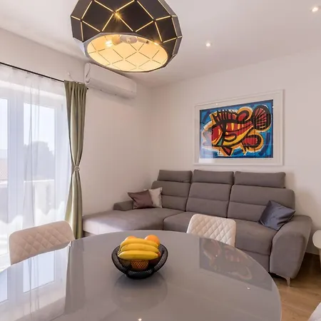 Three Bedroom With Terrace And Sea View A4 Апартаменты Бол