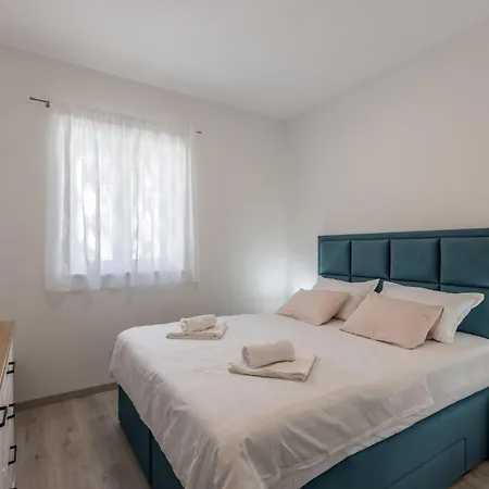 Апартаменты Three Bedroom With Terrace And Sea View A4 Бол