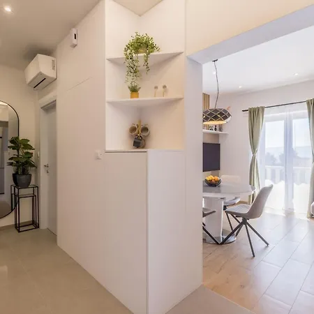 Three Bedroom With Terrace And Sea View A4 شقة بول